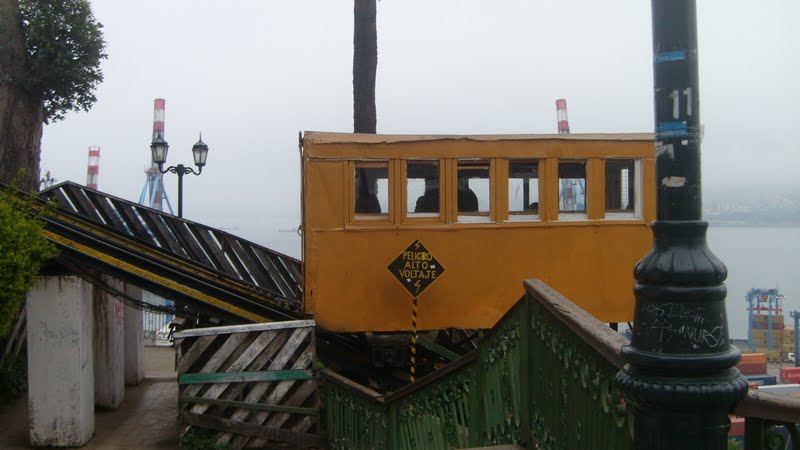 Funicular que leva até a parte alta dos cerros.