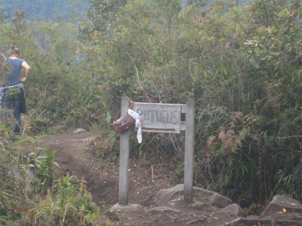Machu Picchu Trilha Alternativa - Inka Jungle Trail - Putucusi - placa mostrando nome do monte